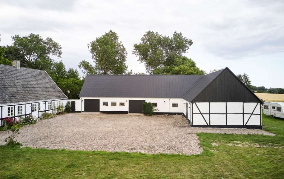 Bindingsværksgård ”tækket” med stålprofiler, Sneserevej 69, 4733 Tappernøje